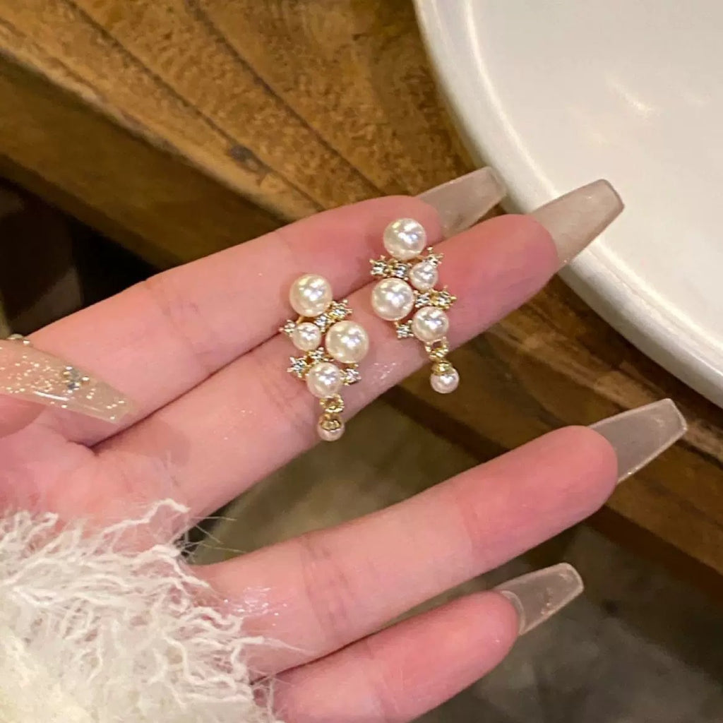 Damen Ohrstecker mit funkelnden Zirkonia und eleganten Perlenakzenten Shop Nory