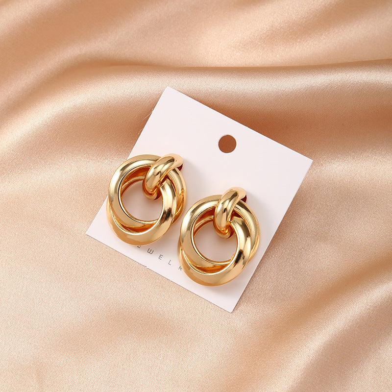 Damen Hängende Metallohrringe mit elegantem, geschwungenem Design Shop Nory