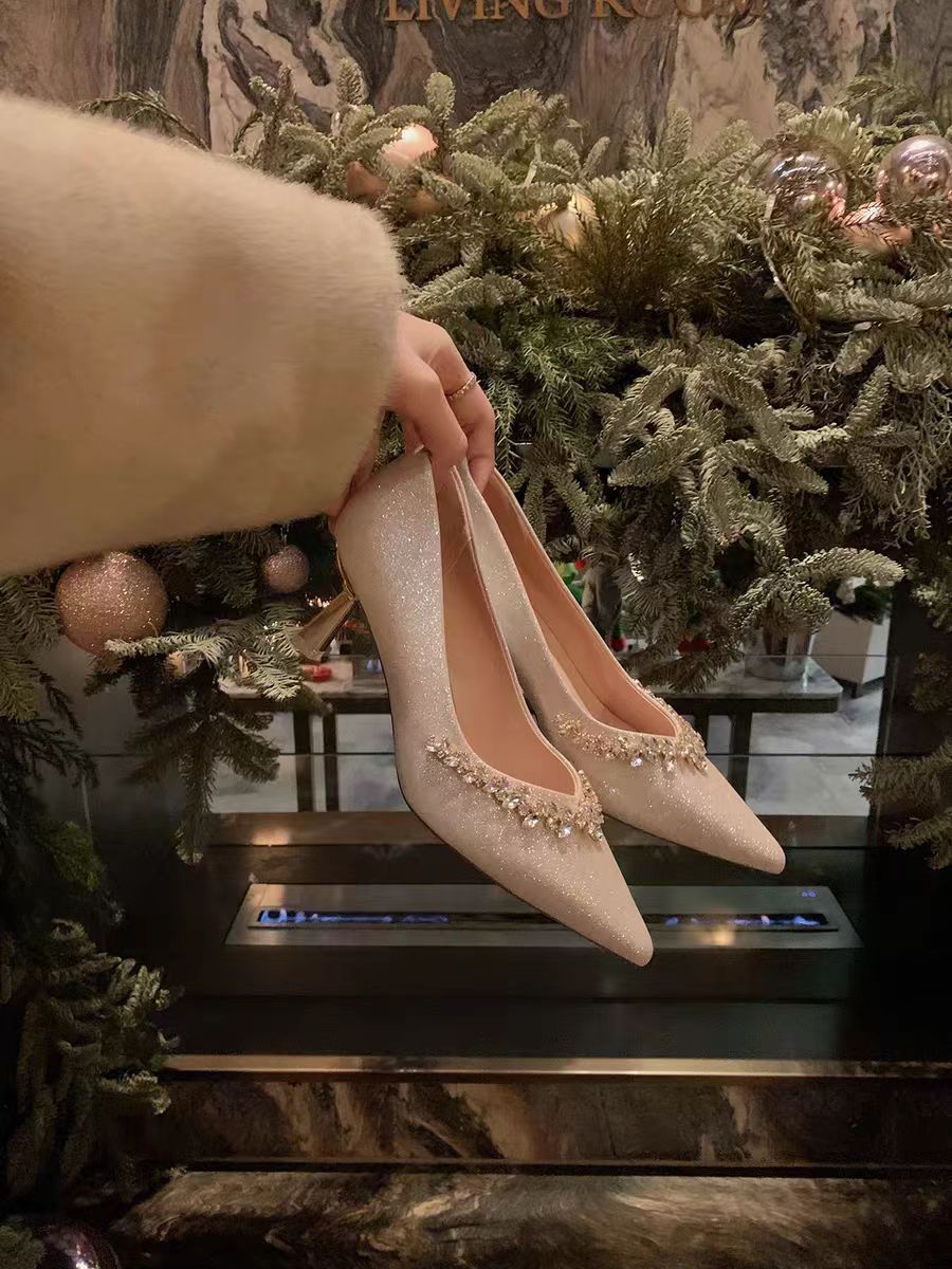 Damen Pumps mit funkelndem Strassbesatz und spitz zulaufendem Design
