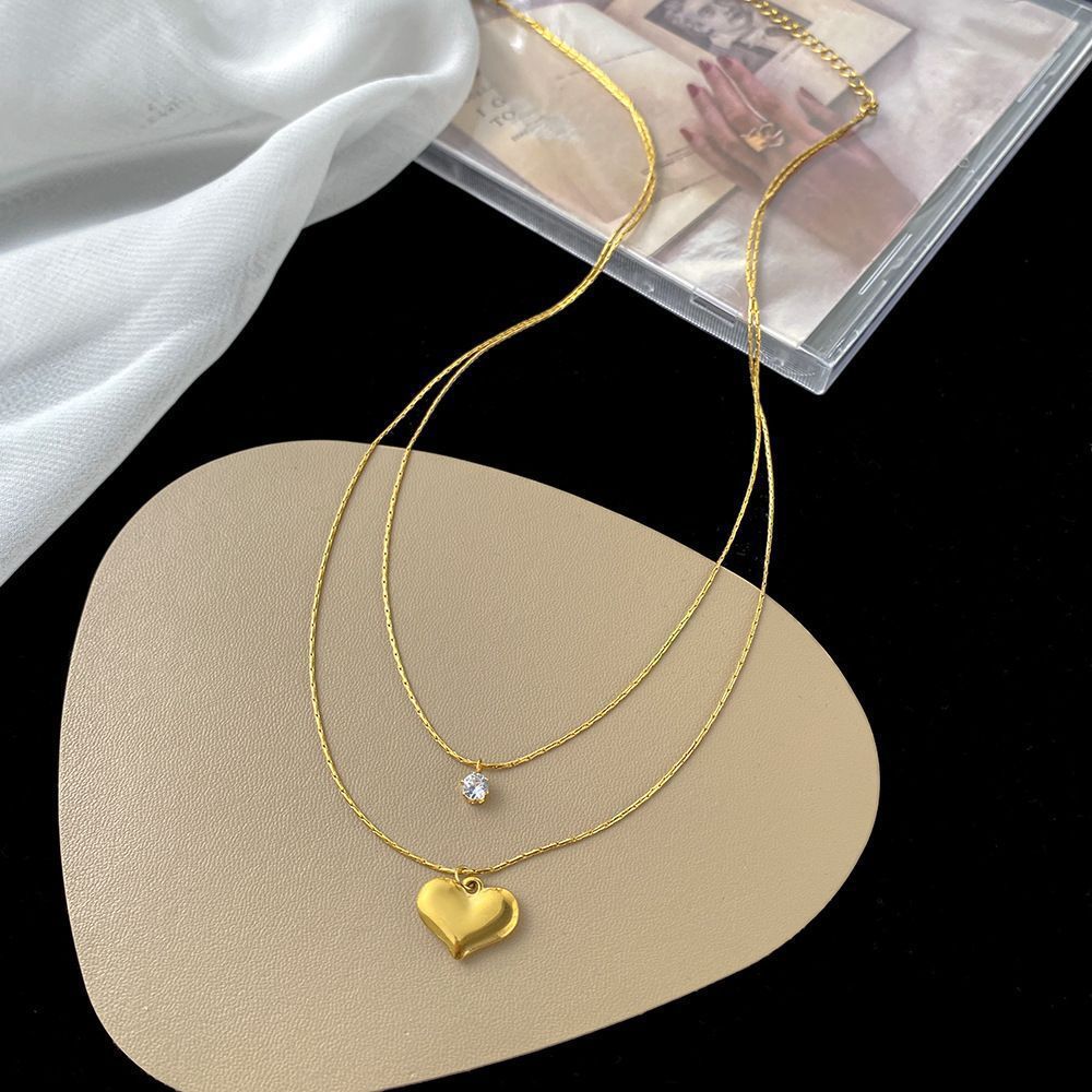 Damen Halskette mit funkelndem Herzanhänger und elegantem Zierdesign Shop Nory