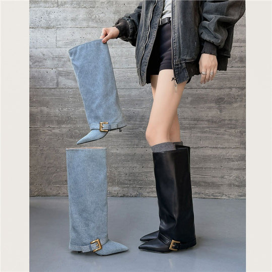 Damen Schafthohe Slouch‑Stiefel mit spitzer Zehenform, schmalem Absatz und Zierschnallenmanschette Shop Nory