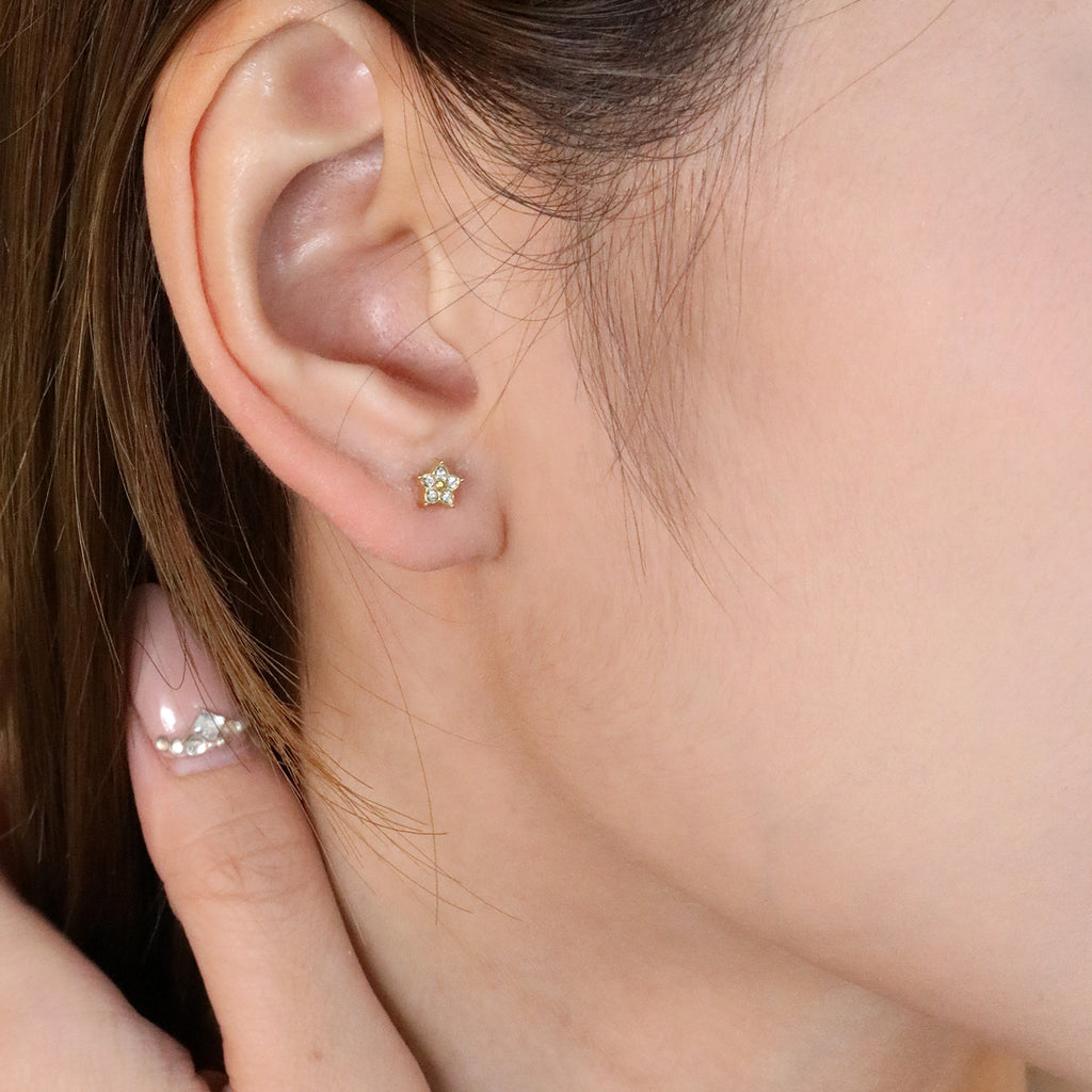 Damen Ohrstecker mit funkelndem Blütenmotiv aus hochwertigem Edelstahl Shop Nory