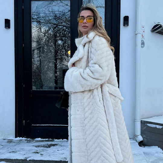 Damen Maxi-Kunstfellmantel mit Kapuze und Chevron-Steppung Shop Nory