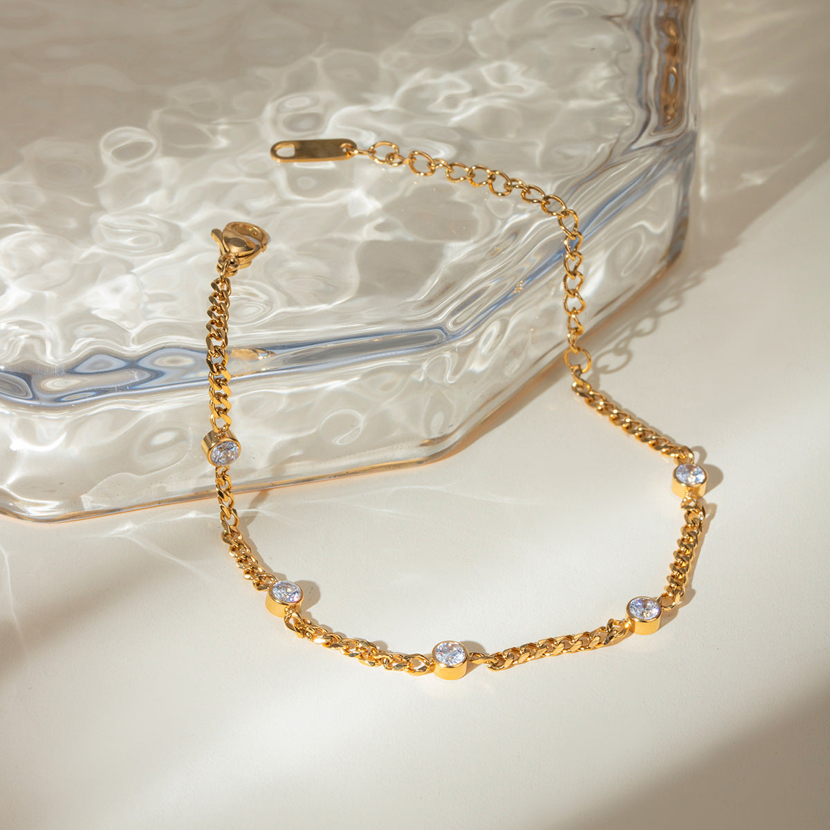 Damen Armband mit funkelnden Zirkonia-Elementen und wasserfester Edelstahlverarbeitung Shop Nory