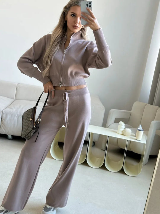 Damen gestricktes Lounge-Set mit kurzem Reißverschluss-Cardigan und weitem High-Waist-Jogginghose Shop Nory