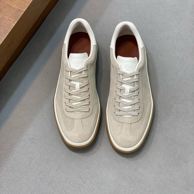 Damen Sneaker aus weichem Wildleder mit raffiniertem Schnürsystem