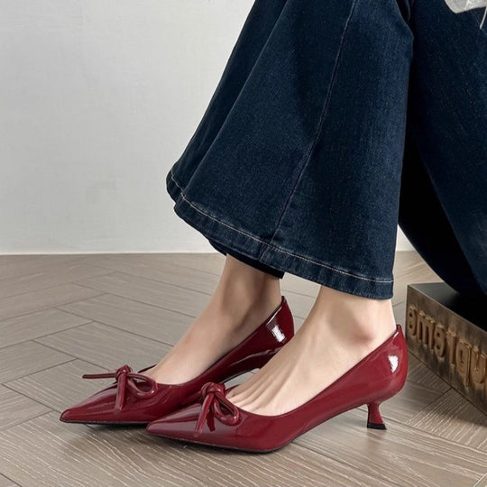 Damen Spitz zulaufende Lack-Pumps mit kleinem Sculpted-Kitten-Absatz und Schleifen-Detail Shop Nory