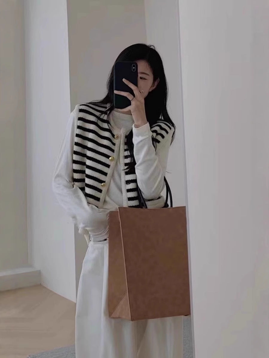 Damen Kurzgeschnittene gestreifte Strickweste mit goldfarbenen Knöpfen und aufgesetzten Taschen Shop Nory