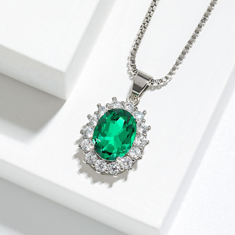 Damen Halskette mit funkelndem Smaragdanhänger und umrahmenden Kristallen Shop Nory