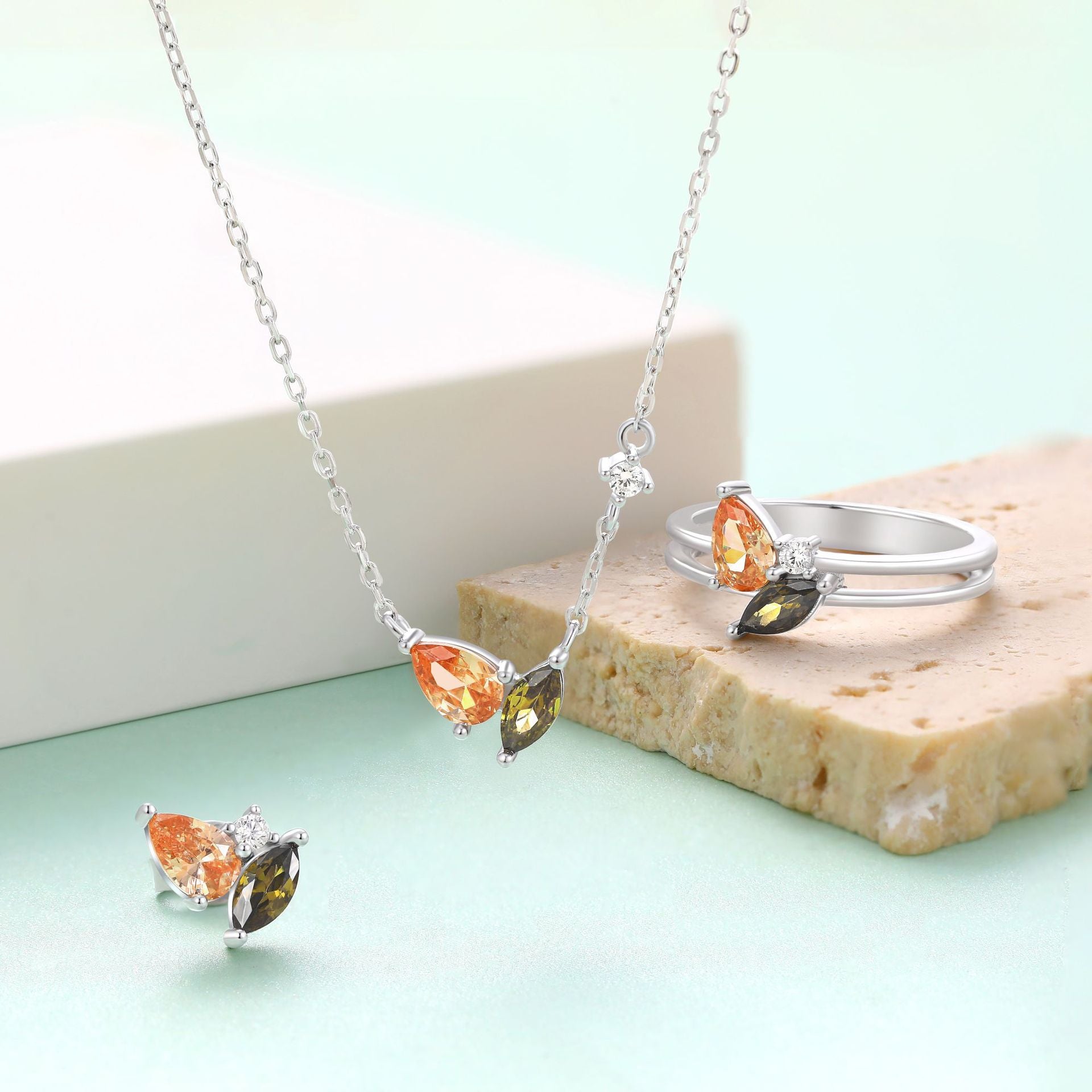 Damenohrringe mit strahlendem Kristallbesatz und elegantem Design Shop Nory