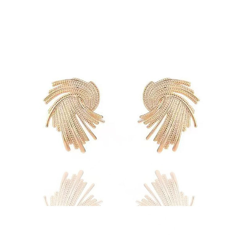 Damen Ohrhänger mit modernem, geschwungenem Design und funkelnden Zirkonia-Elementen Shop Nory