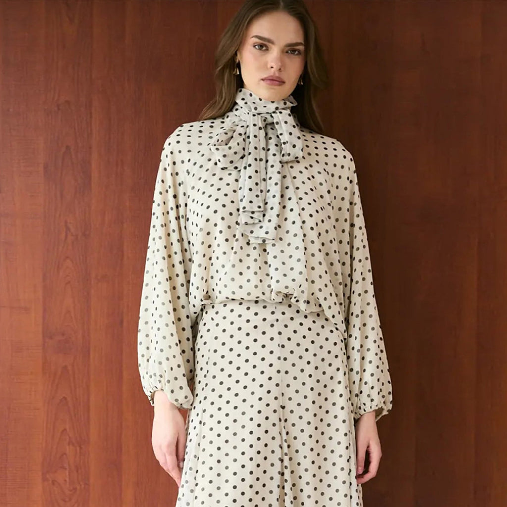 Damen Kleid mit elegantem Stehkragen und verspieltem Punkte-Design