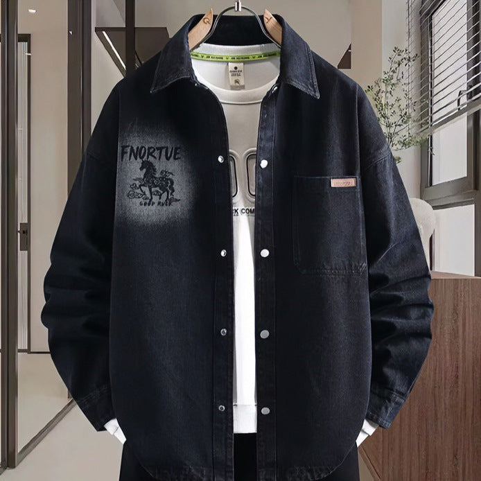 Herren Locker geschnittene Denim-Hemdenjacke mit künstlerischem Rückenprint und Overshirt-Schnitt Shop Nory