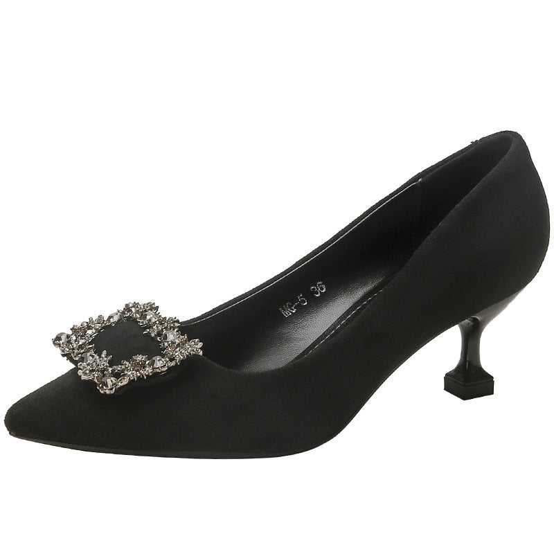 Damen Spitz zulaufende Satin-Pumps mit quadratischem Strassornament und skulpturellem Kittenabsatz Shop Nory