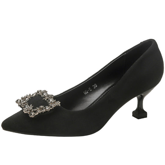 Damen Spitz zulaufende Satin-Pumps mit quadratischem Strassornament und skulpturellem Kittenabsatz Shop Nory