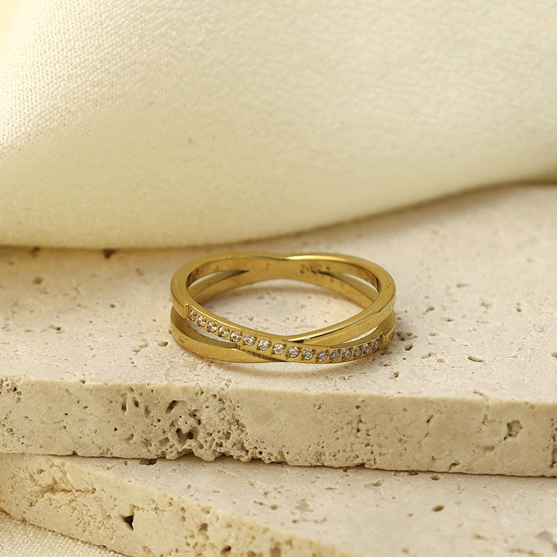 Damen zierlicher geschwungener Ring mit funkelnden Zirkonia Shop Nory