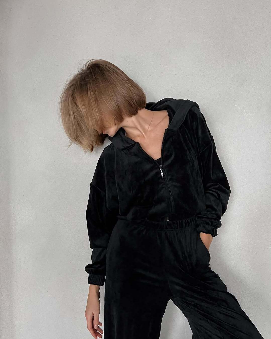 Damen cropped Samt-Zipjacke mit Kapuze und elastischer High-Waist Loungehose Shop Nory