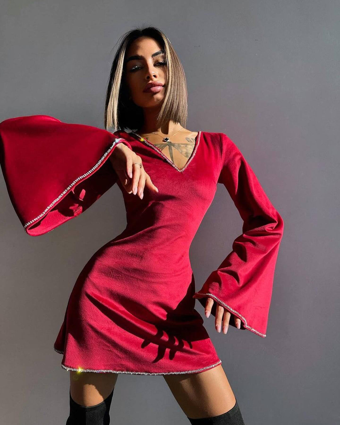 Damen Samt-Minikleid mit ausgestellten Glockenärmeln und Strassbesatz Shop Nory