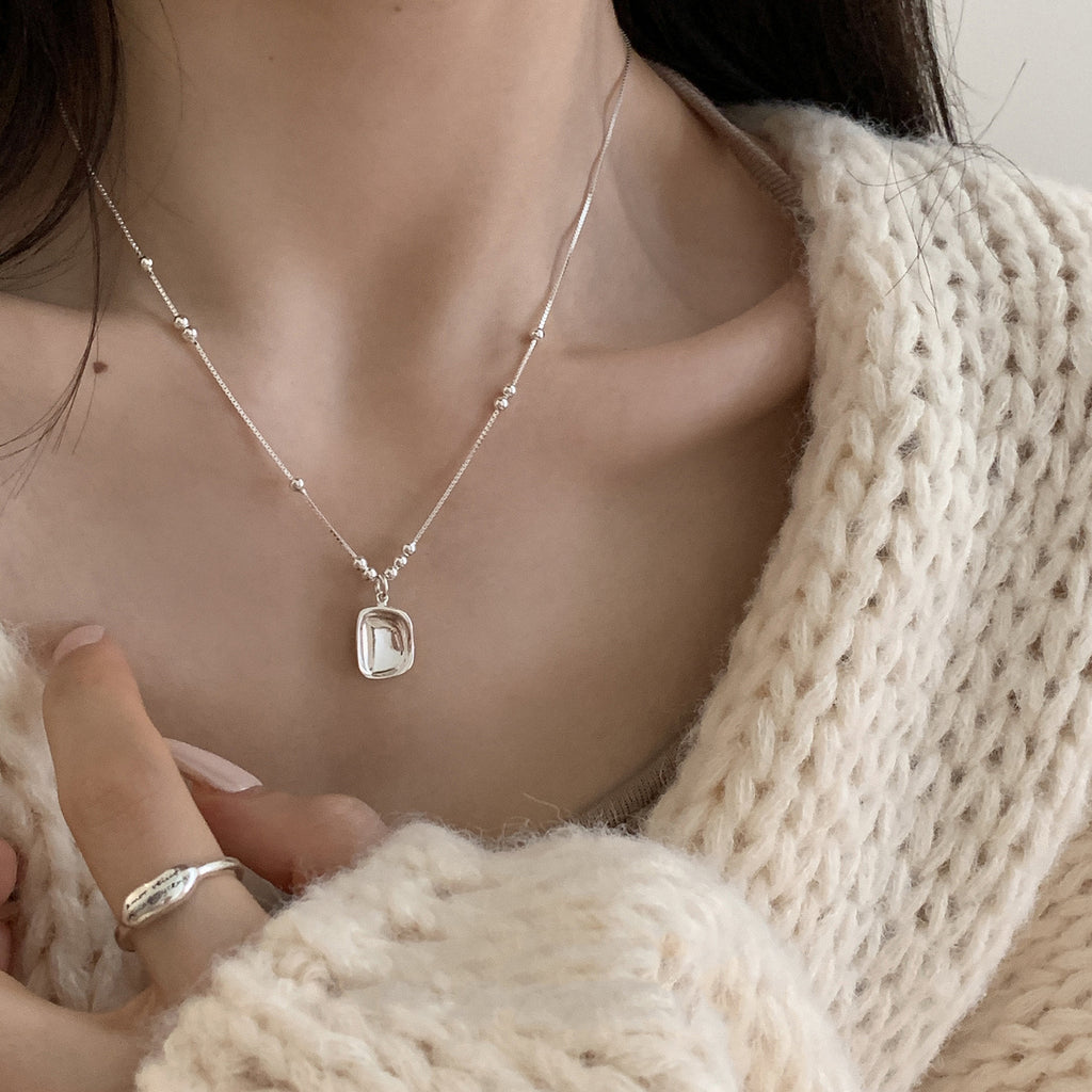 Damen Halskette mit zeitlosem Anhänger und geschmackvollen Perlenakzenten Shop Nory