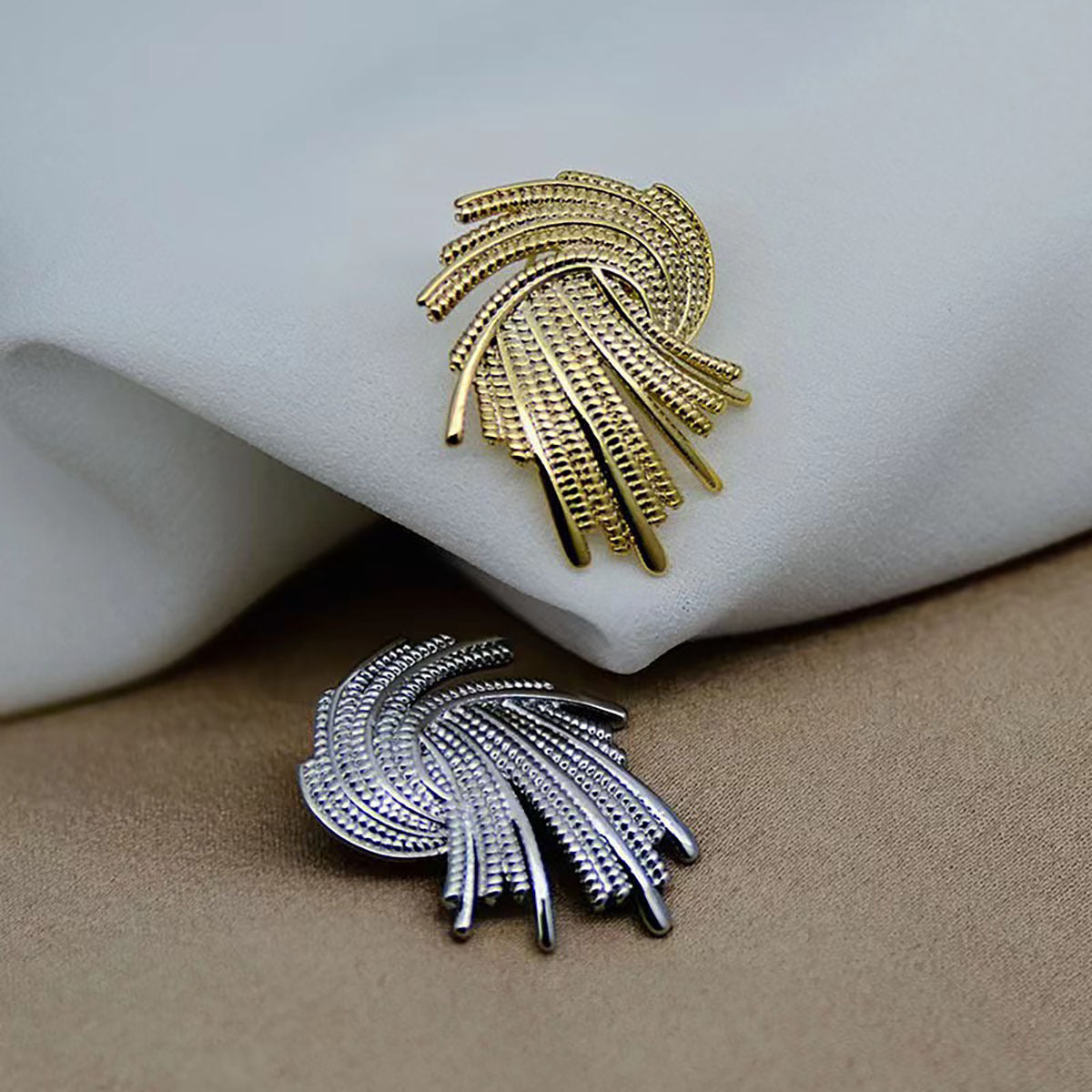 Damen Ohrhänger mit modernem, geschwungenem Design und funkelnden Zirkonia-Elementen Shop Nory