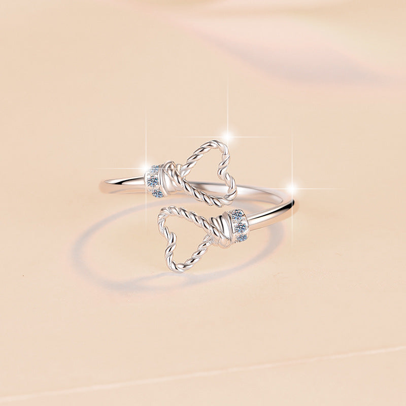 Damenring mit verschnörkeltem Herzdesign und glitzernden Zirkonia Shop Nory