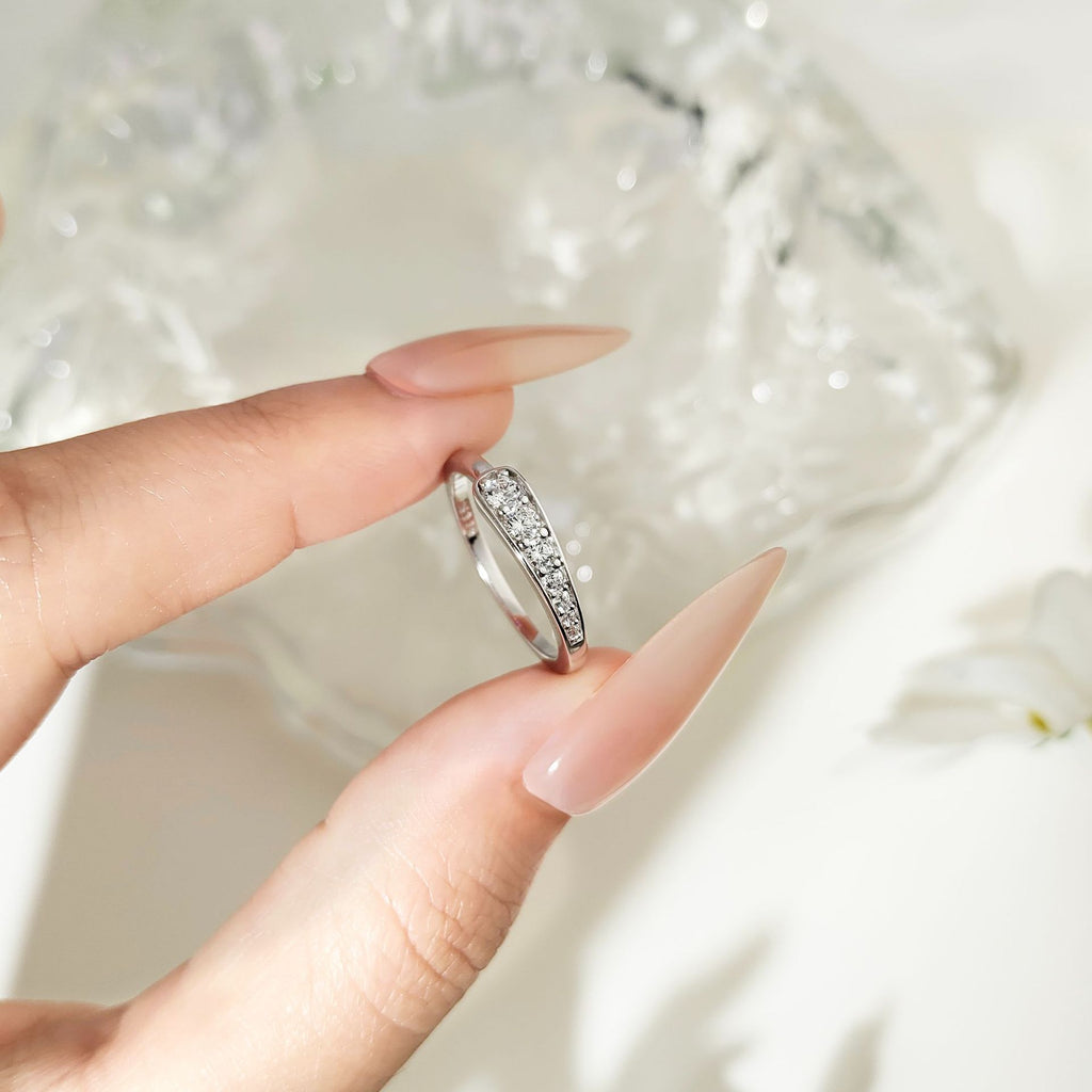 Damenring mit elegant geschwungenem Design und funkelnden Zirkonia Shop Nory