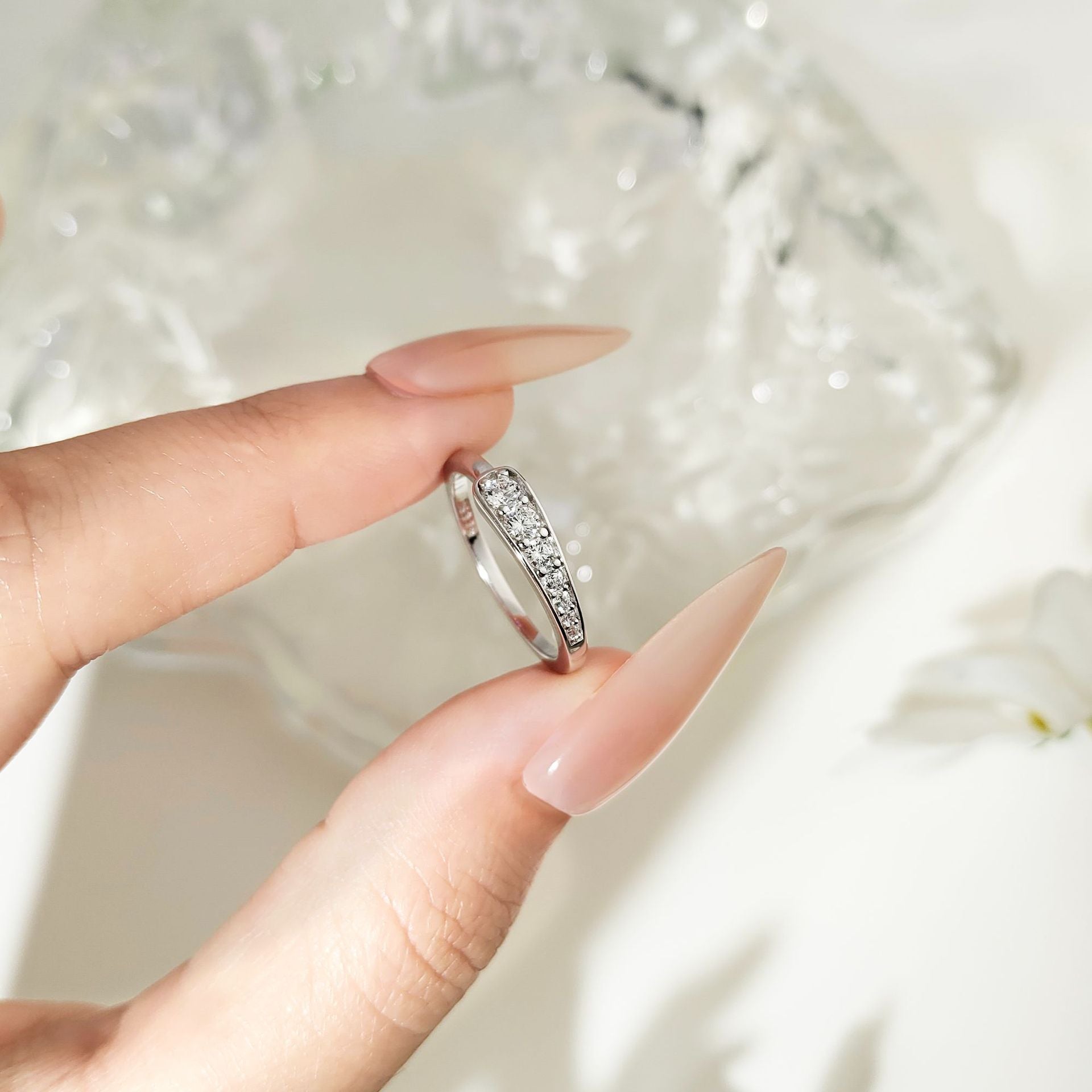 Damenring mit elegant geschwungenem Design und funkelnden Zirkonia Shop Nory