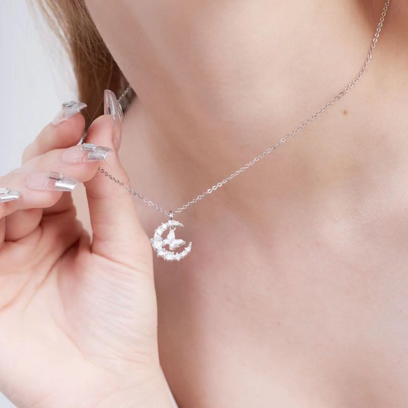 Damen Halskette mit kunstvollem Mond- und Schmetterlingsanhänger aus hochwertigem Material Shop Nory