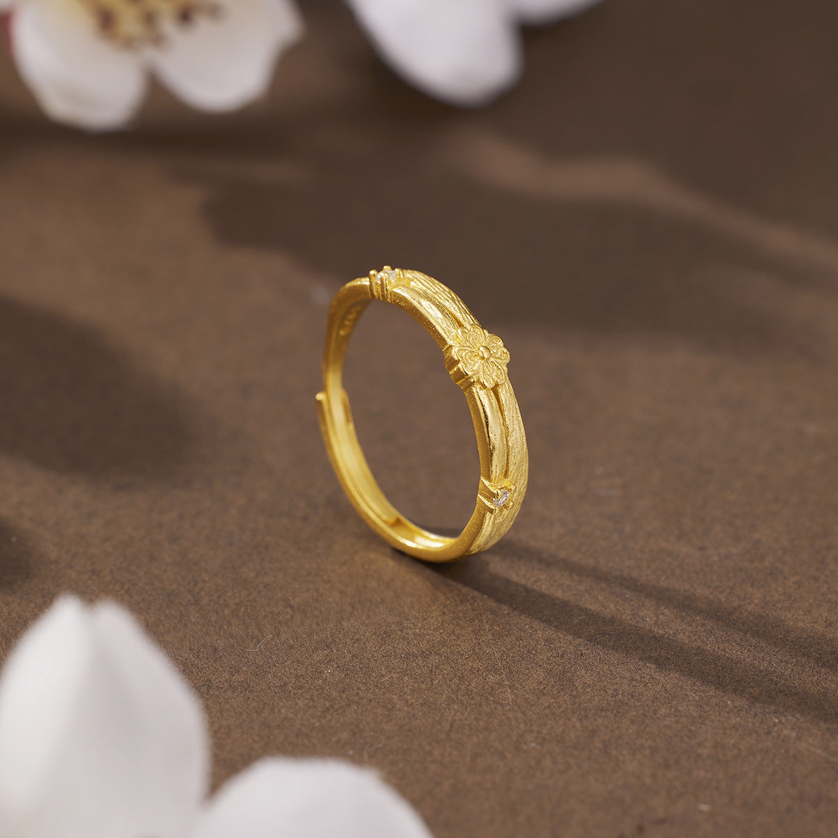 Damen geschmackvoller Ring mit floralem Design und funkelnden Akzenten Shop Nory