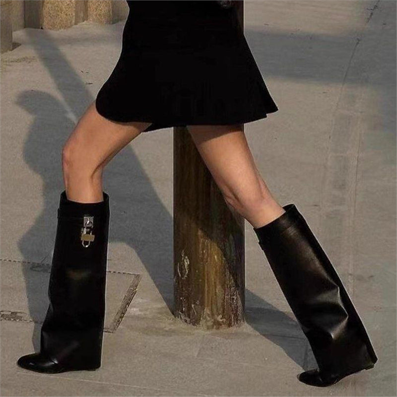 Damen kniehohe Lederstiefel mit konischem Schaft und Schloss-Applikation Shop Nory