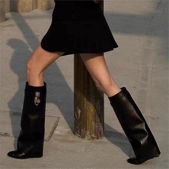 Damen kniehohe Lederstiefel mit konischem Schaft und Schloss-Applikation Shop Nory