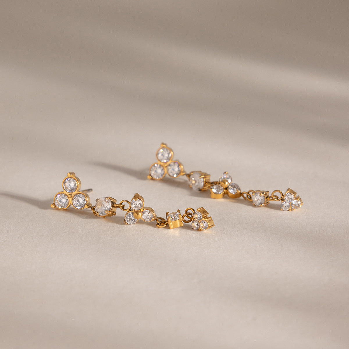 Damen Ohrhänger mit funkelnden Zirkonia in elegantem Design Shop Nory