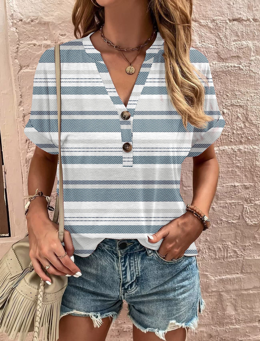 Damen Lässiges Kurzärmliges Blusenshirt mit Verspieltem Paisleymuster und Modernen Knopfdetails Shopnory