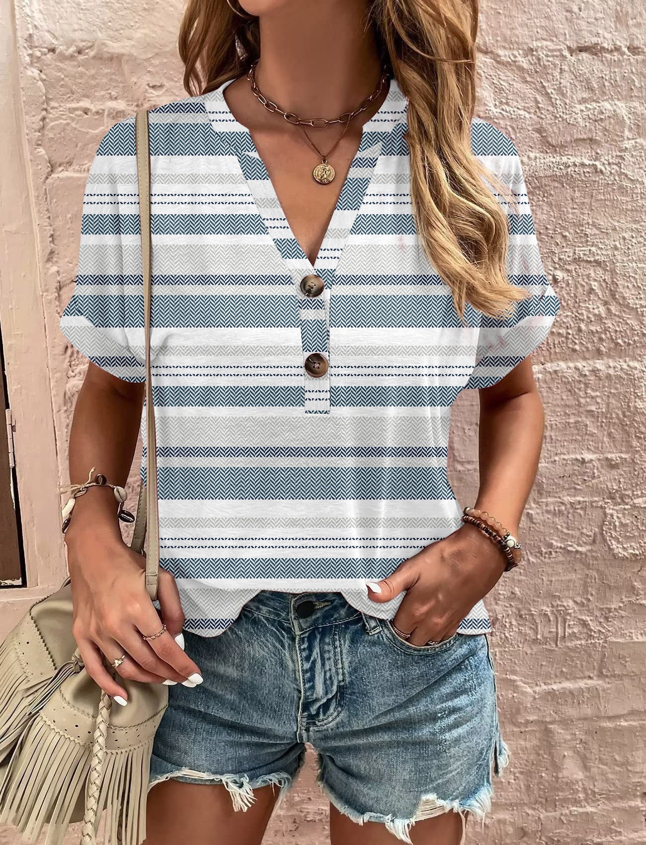 Damen Lässiges Kurzärmliges Blusenshirt mit Verspieltem Paisleymuster und Modernen Knopfdetails Shopnory
