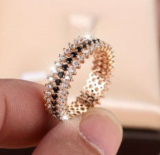 Damen Ring mit funkelnden aquamarinen und glitzernden Zirkonia-Details Shop Nory