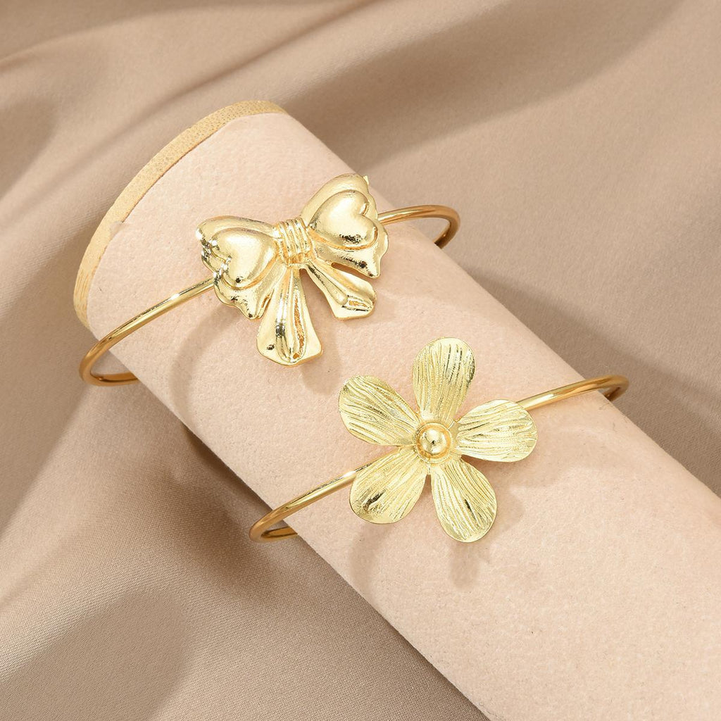 Damen Armreif-Set mit kunstvollen Blumen- und Schleifenanhängern Shop Nory