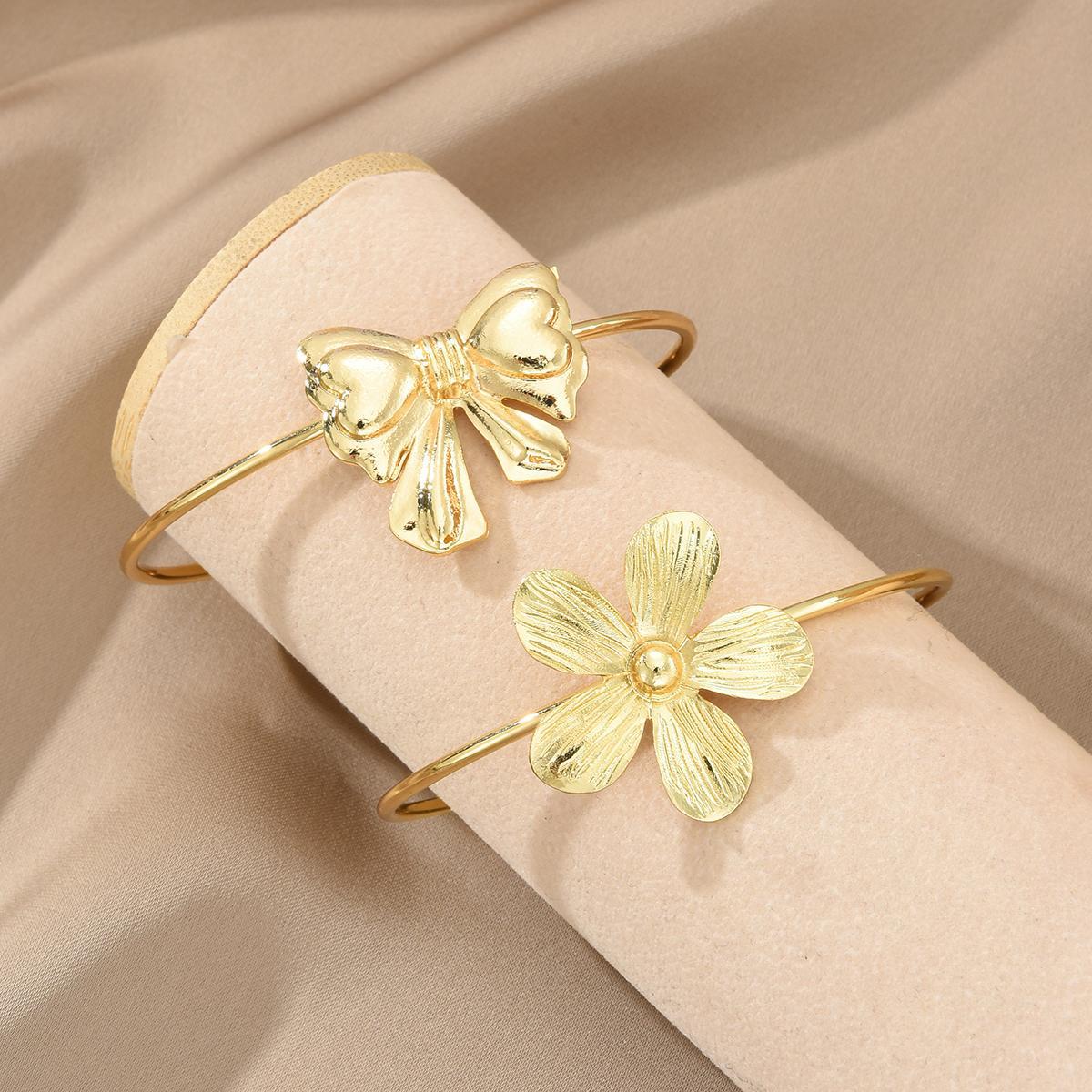 Damen Armreif-Set mit kunstvollen Blumen- und Schleifenanhängern Shop Nory