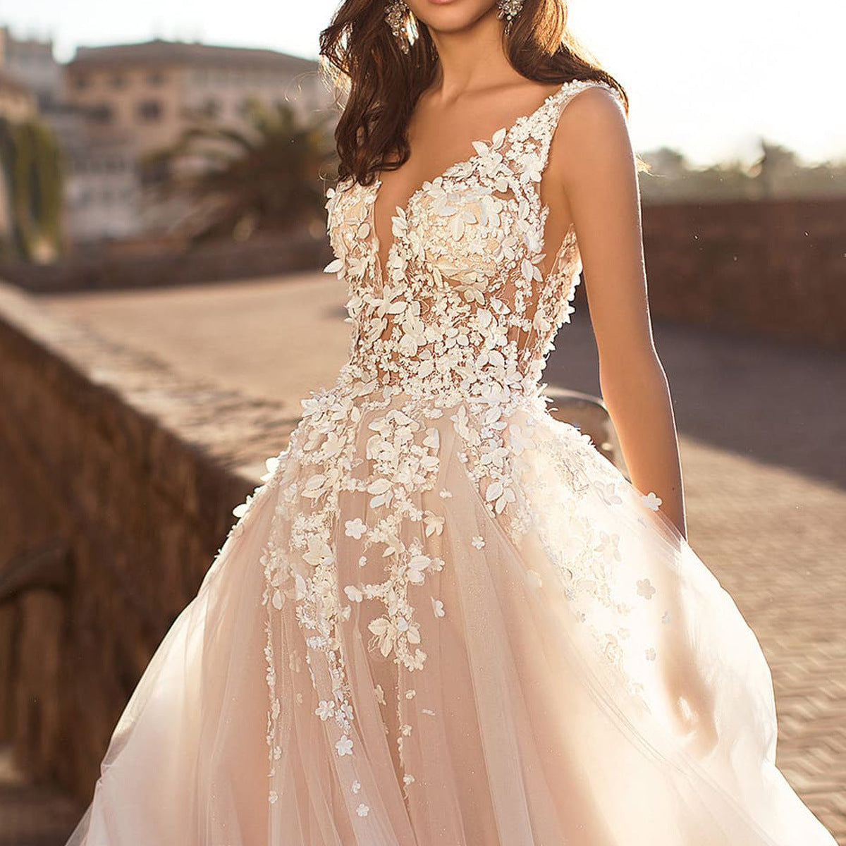 Festliches Damen Hochzeitskleid mit Floralen Applikationen und Schimmerndem Tüll für Hochzeiten