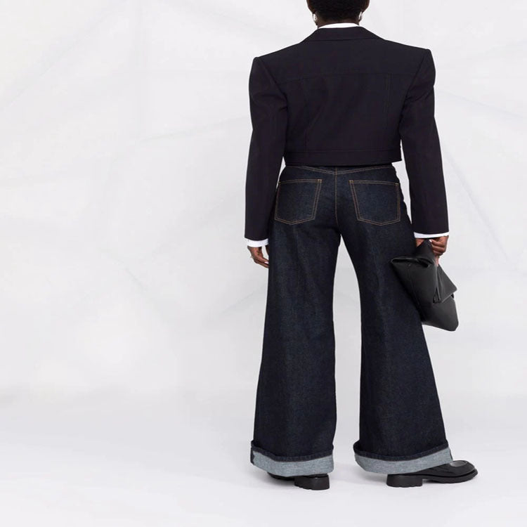 Damen Kurzblazer im Tailoring mit aufgesetzten Pattentaschen und markanter Schulterpartie Shop Nory