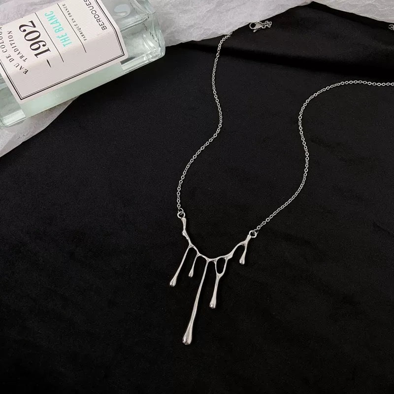 Damen Halskette mit modernem, skulpturalem Tropfenanhänger Shop Nory