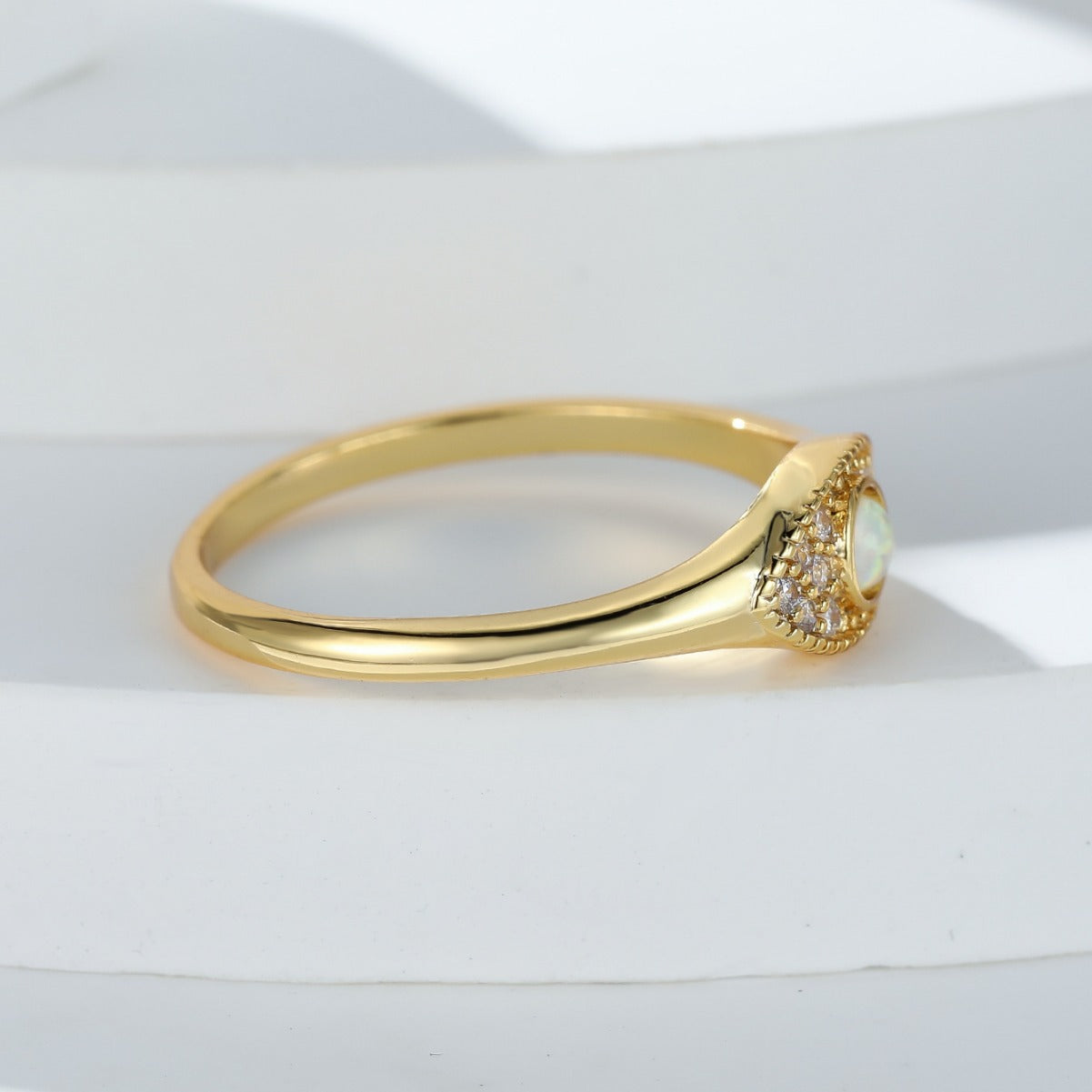Damen Ring mit funkelndem Opal-Motiv und kunstvollen Zirkonia-Verzierungen Shop Nory