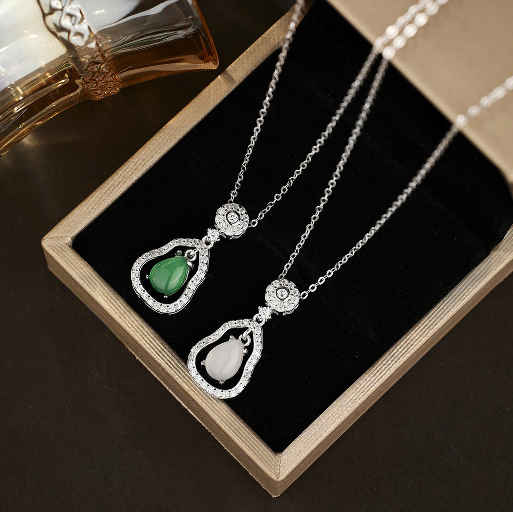 Damen Halskette mit filigranem Tropfen-Anhänger und strahlenden Kristallen Shop Nory