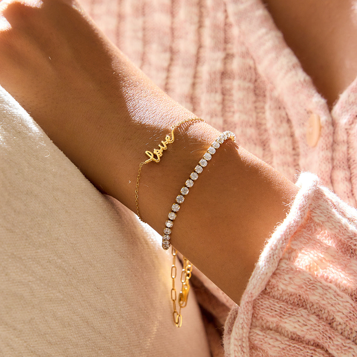 Damen Armkette mit feinem "Love"-Schriftzug aus hypoallergenem Edelstahl Shop Nory