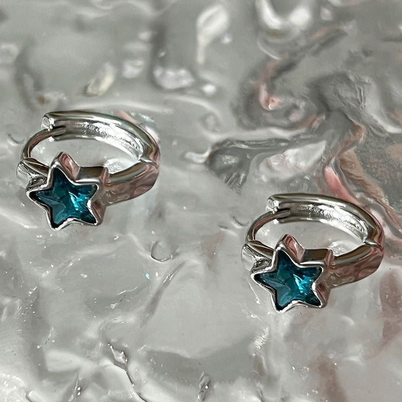 Damen Ring mit funkelndem blauen Sternanhänger und filigranen Details Shop Nory