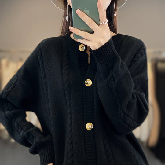 Damen Kaschmirähnlicher Zopfmuster‑Cardigan mit Rundhals und Hornoptikknöpfen Shop Nory