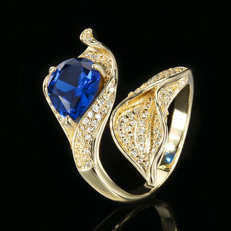 Luxuriöser vergoldeter Cocktailring mit birnenförmigem Zentrstein und Pavé-Motiv aus Zirkonia-Blättern