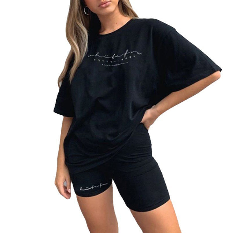 Damen Sportliches Set aus locker sitzendem T-Shirt und kurzen Radlerhosen