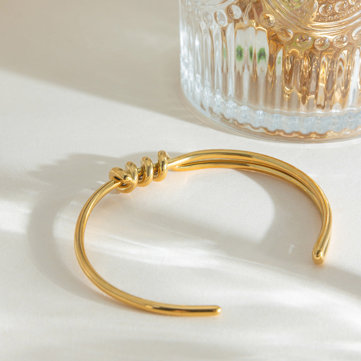 Damen Offenes Armband aus hypoallergenem Edelstahl mit elegantem Knoten-Design Shop Nory
