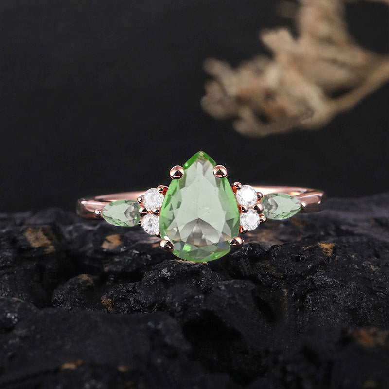 Damen filigraner Ring mit tropfenförmigem grünen Edelstein und funkelnden Zirkoniasteinen Shop Nory