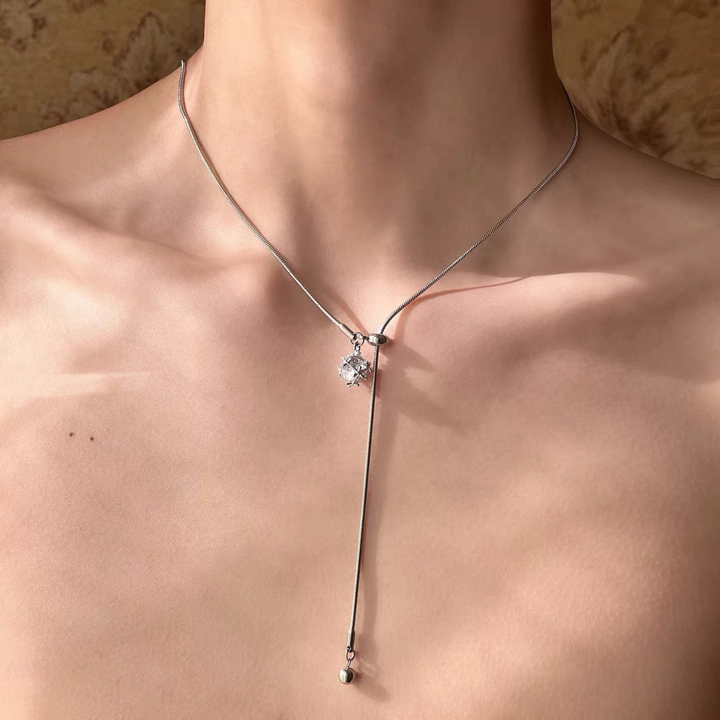 Damen Halskette mit schimmerndem Zirkonia-Anhänger und eleganten Details Shop Nory